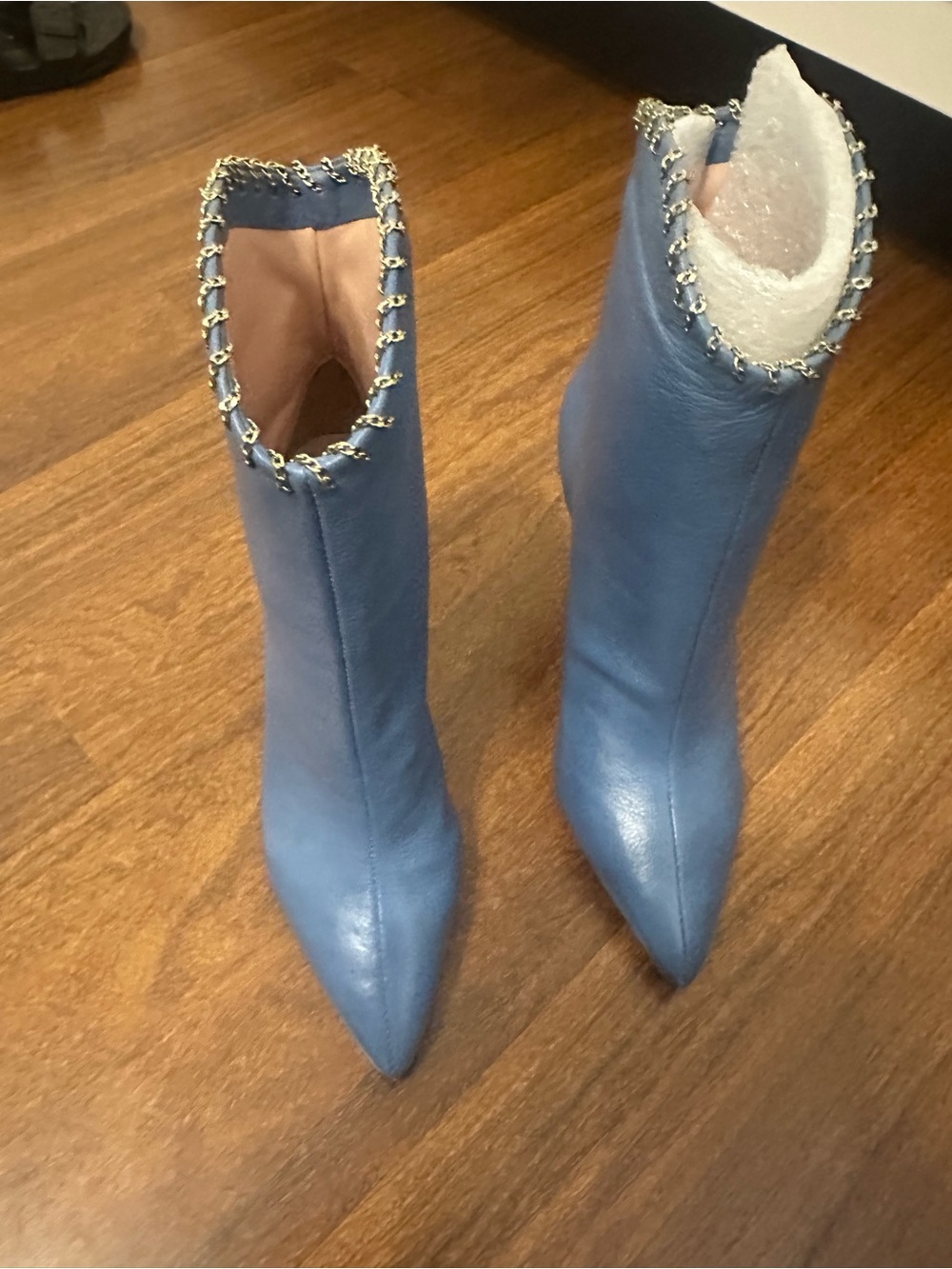 SCHUTZ Pointed-Toe Blue Leather Women's Ankle Boots with Chain Trim